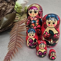 staerke-farver-trae-babushka-dukker-gamle-håddrejede-håndmalede-russiske